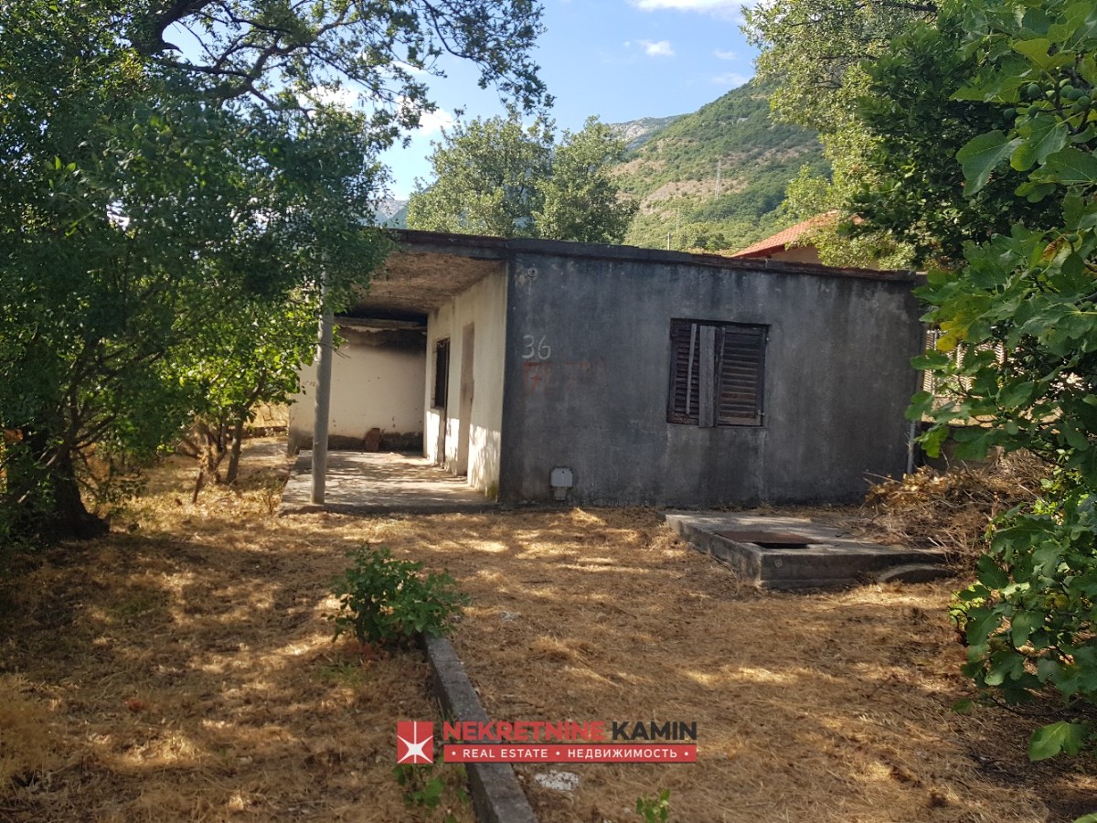 Plac sa kućom za renoviranje u mirnom delu Sutomora